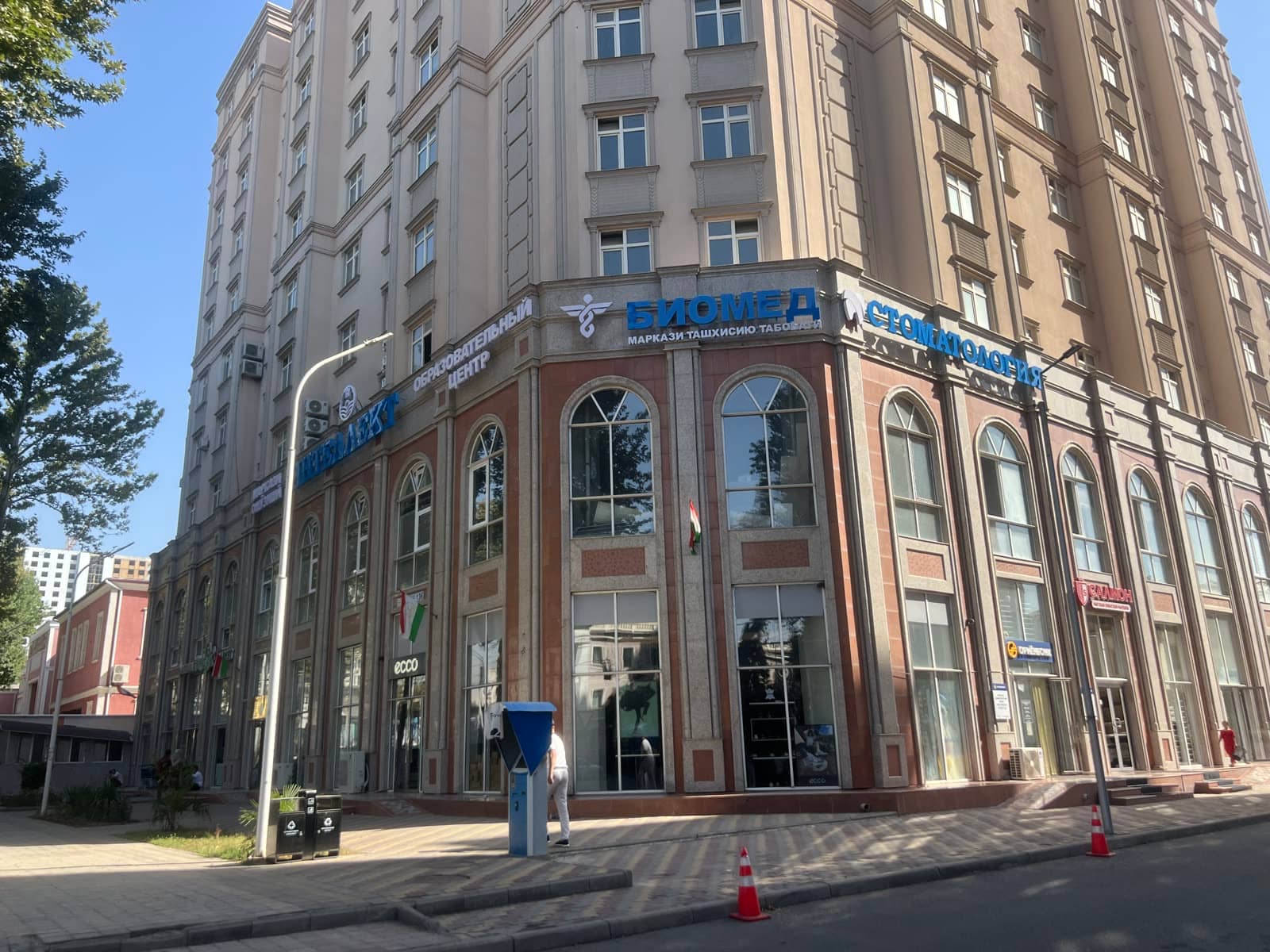 Intellect в Медгородке, угол здания