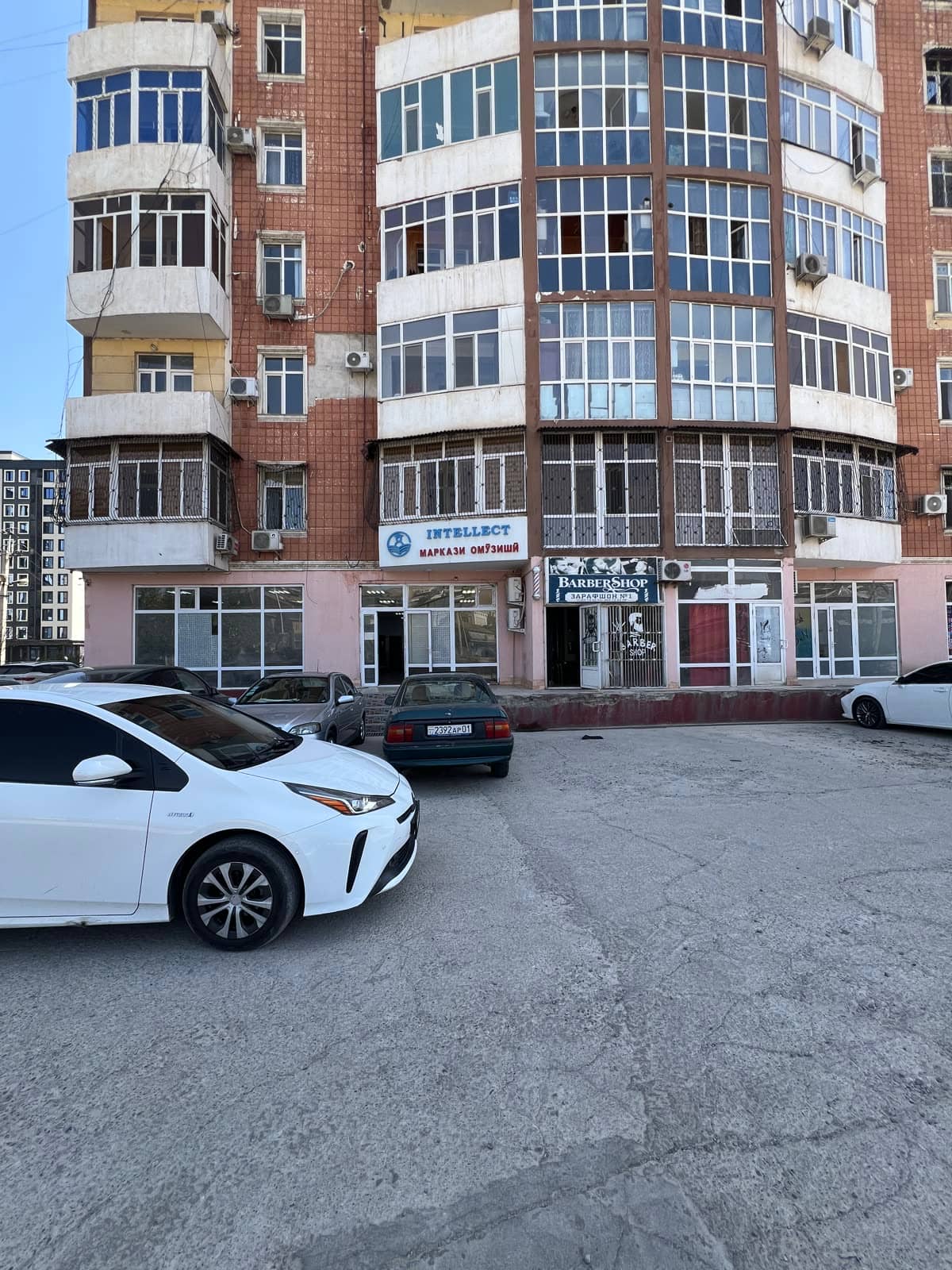 Intellect в Зарафшоне, вид с парковки