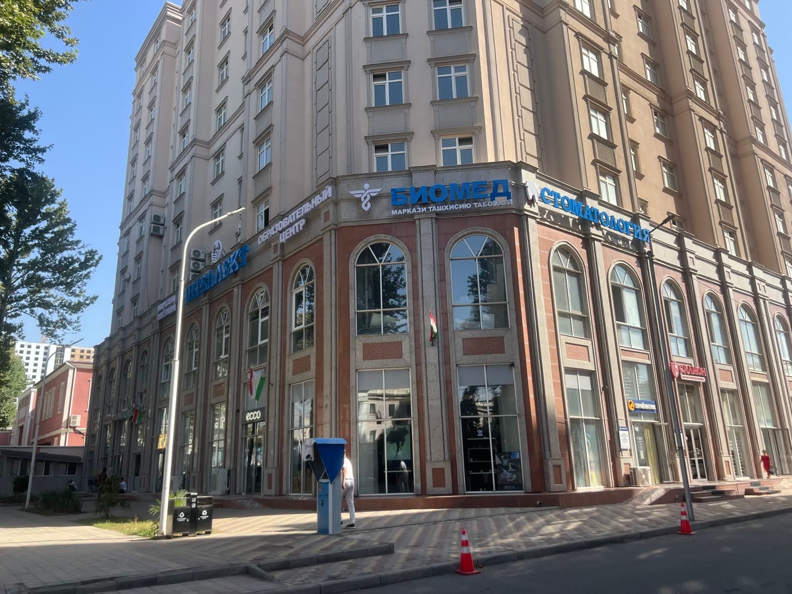 Intellect в Медгородке, угол здания